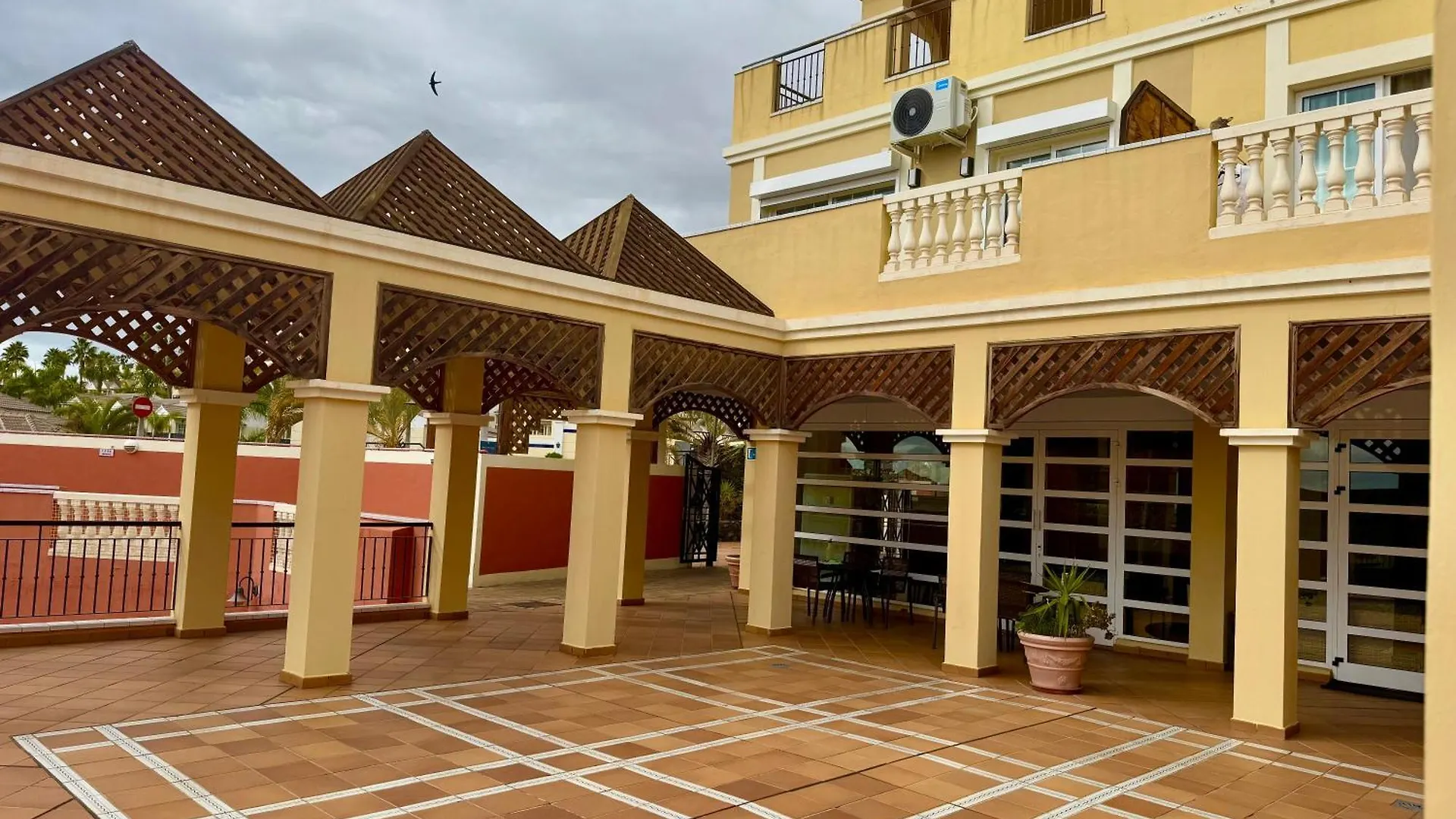 Prime Las Americas Getaway - Apartment With Huge Private Terrace & Pool Access 로스크리스티아노스