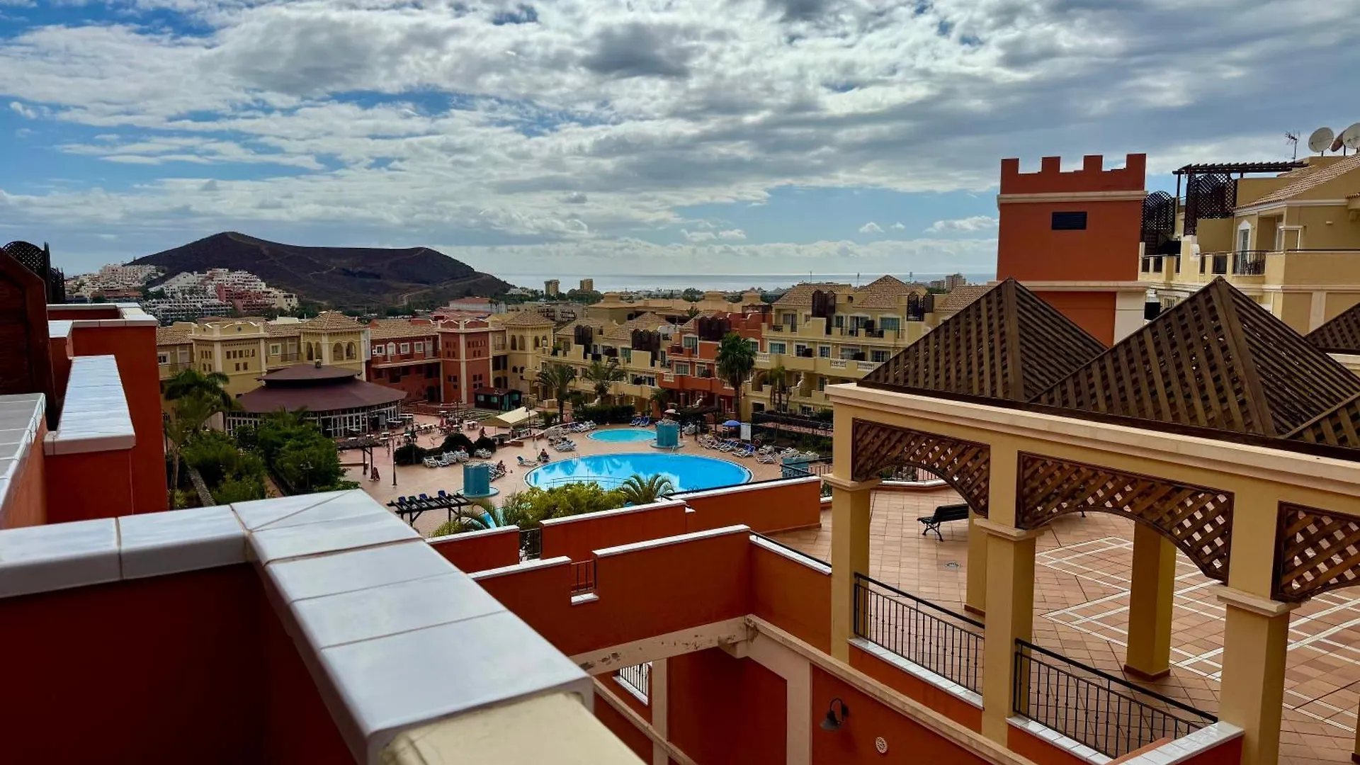Prime Las Americas Getaway - Apartment With Huge Private Terrace & Pool Access Los Cristianos  Los Cristianos (Tenerife)