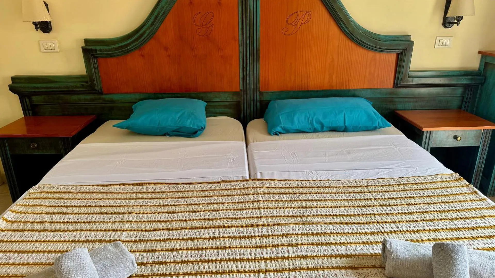 Prime Las Americas Getaway - Apartment With Huge Private Terrace & Pool Access 로스크리스티아노스