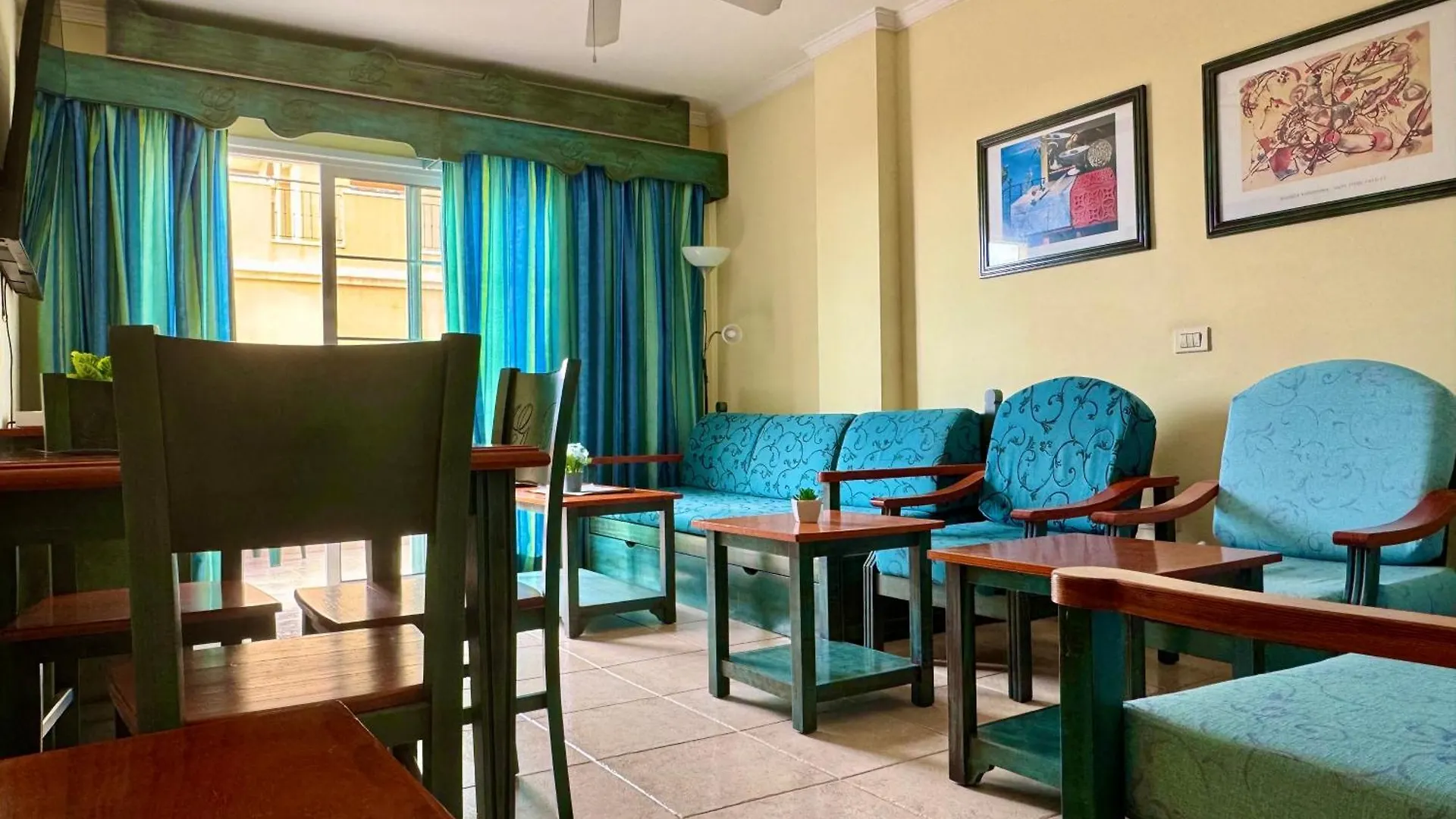 Prime Las Americas Getaway - Apartment With Huge Private Terrace & Pool Access 로스크리스티아노스
