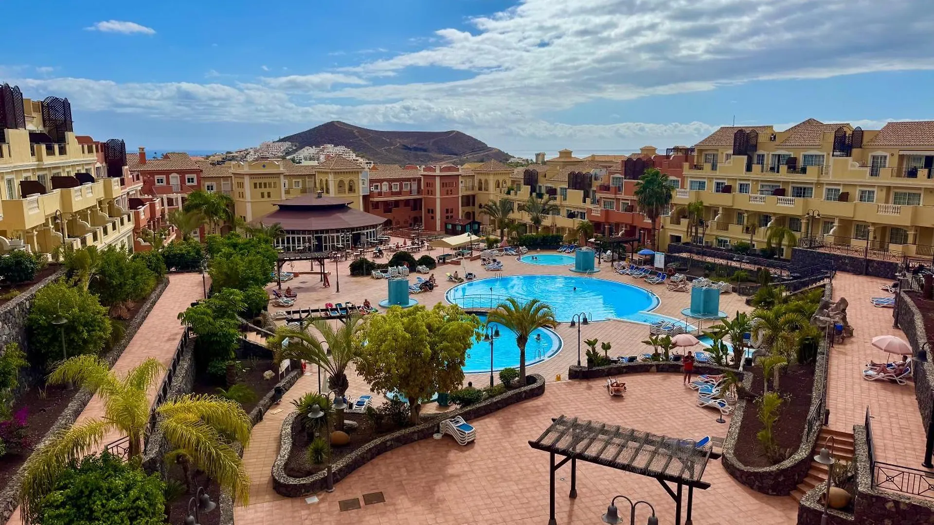Prime Las Americas Getaway - Apartment With Huge Private Terrace & Pool Access 로스크리스티아노스 스페인