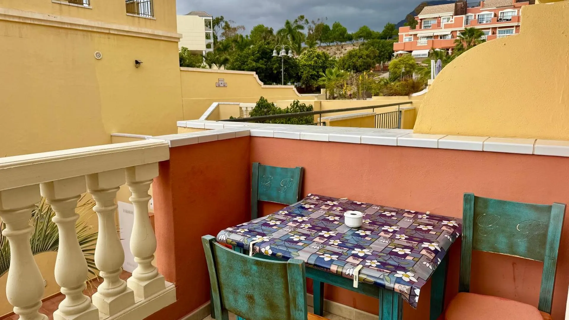 Prime Las Americas Getaway - Apartment With Huge Private Terrace & Pool Access 로스크리스티아노스 0*,  스페인