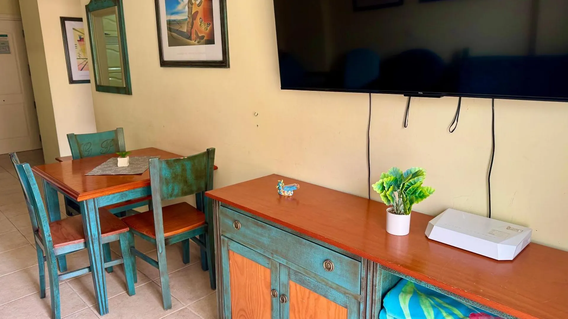 Prime Las Americas Getaway - Apartment With Huge Private Terrace & Pool Access 로스크리스티아노스