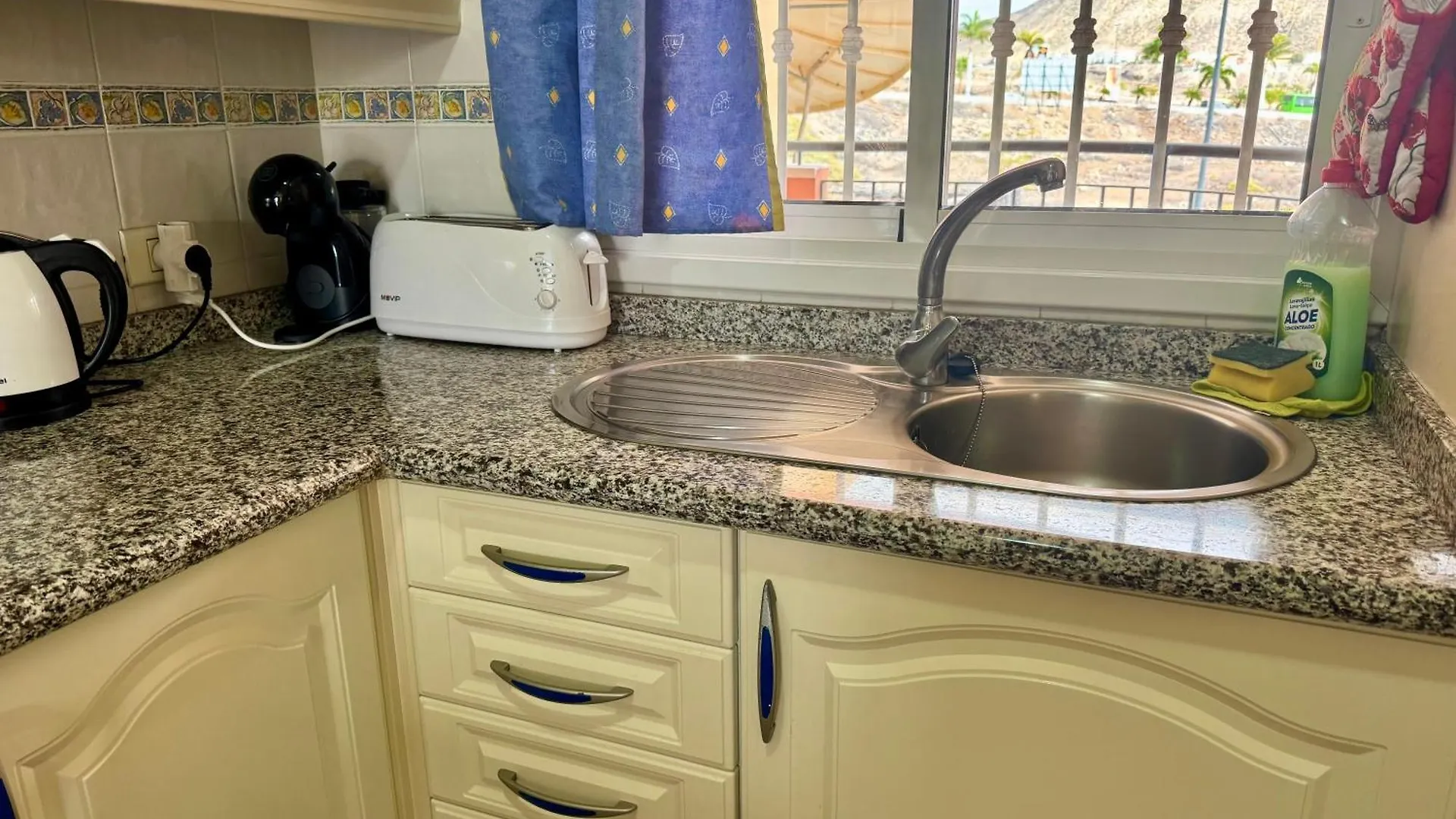 Prime Las Americas Getaway - Apartment With Huge Private Terrace & Pool Access 로스크리스티아노스