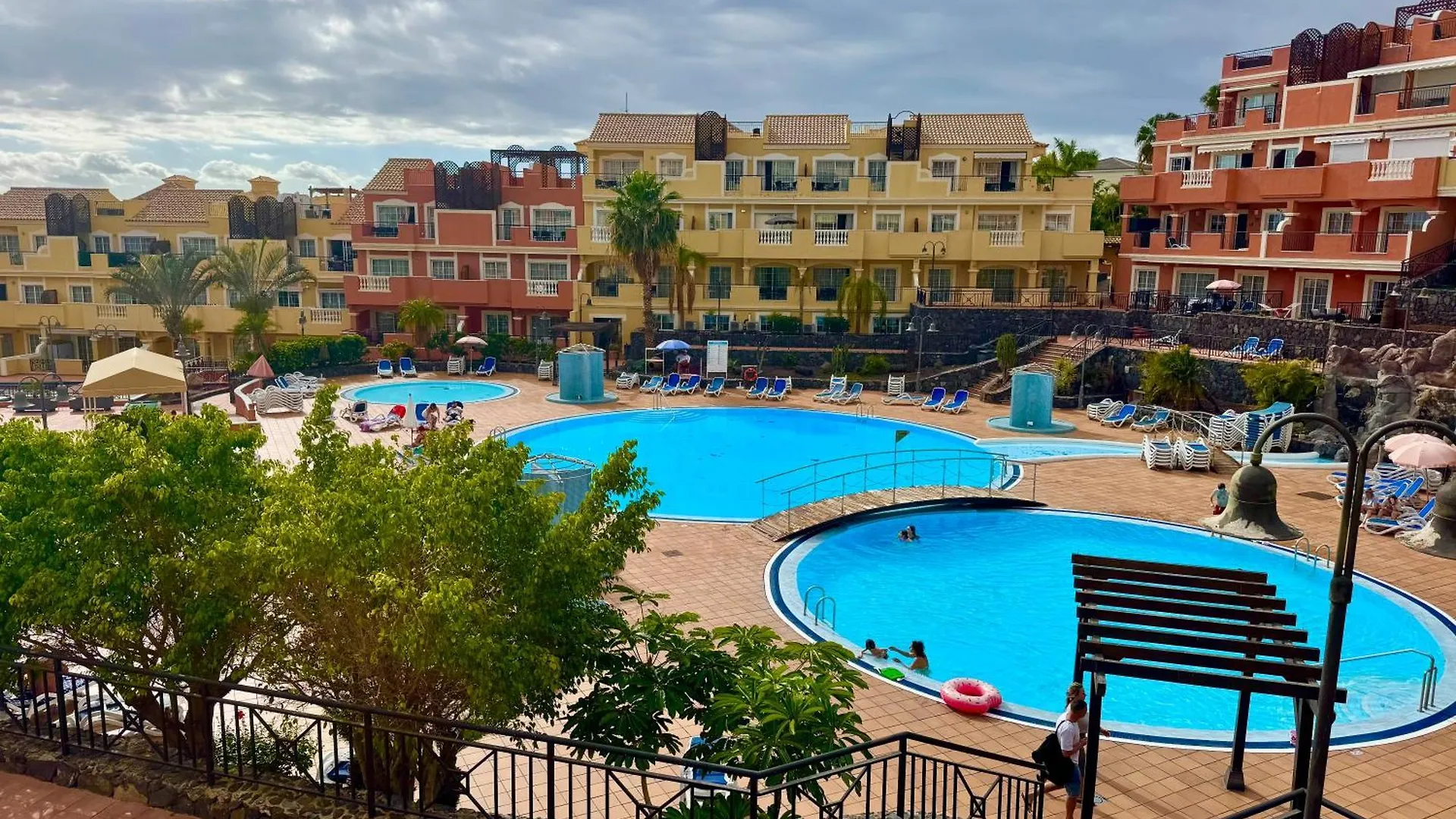 Prime Las Americas Getaway - Apartment With Huge Private Terrace & Pool Access 로스크리스티아노스