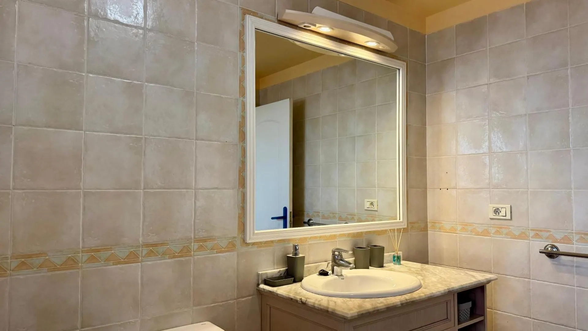 Prime Las Americas Getaway - Apartment With Huge Private Terrace & Pool Access 로스크리스티아노스 0*,
