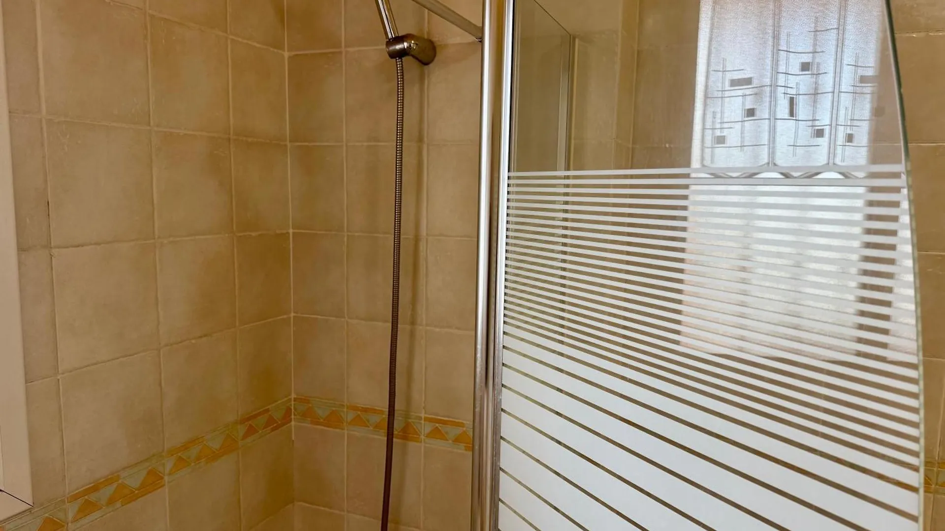 Prime Las Americas Getaway - Apartment With Huge Private Terrace & Pool Access 로스크리스티아노스