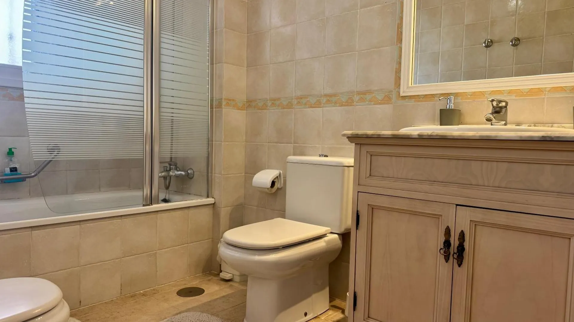 Prime Las Americas Getaway - Apartment With Huge Private Terrace & Pool Access 로스크리스티아노스