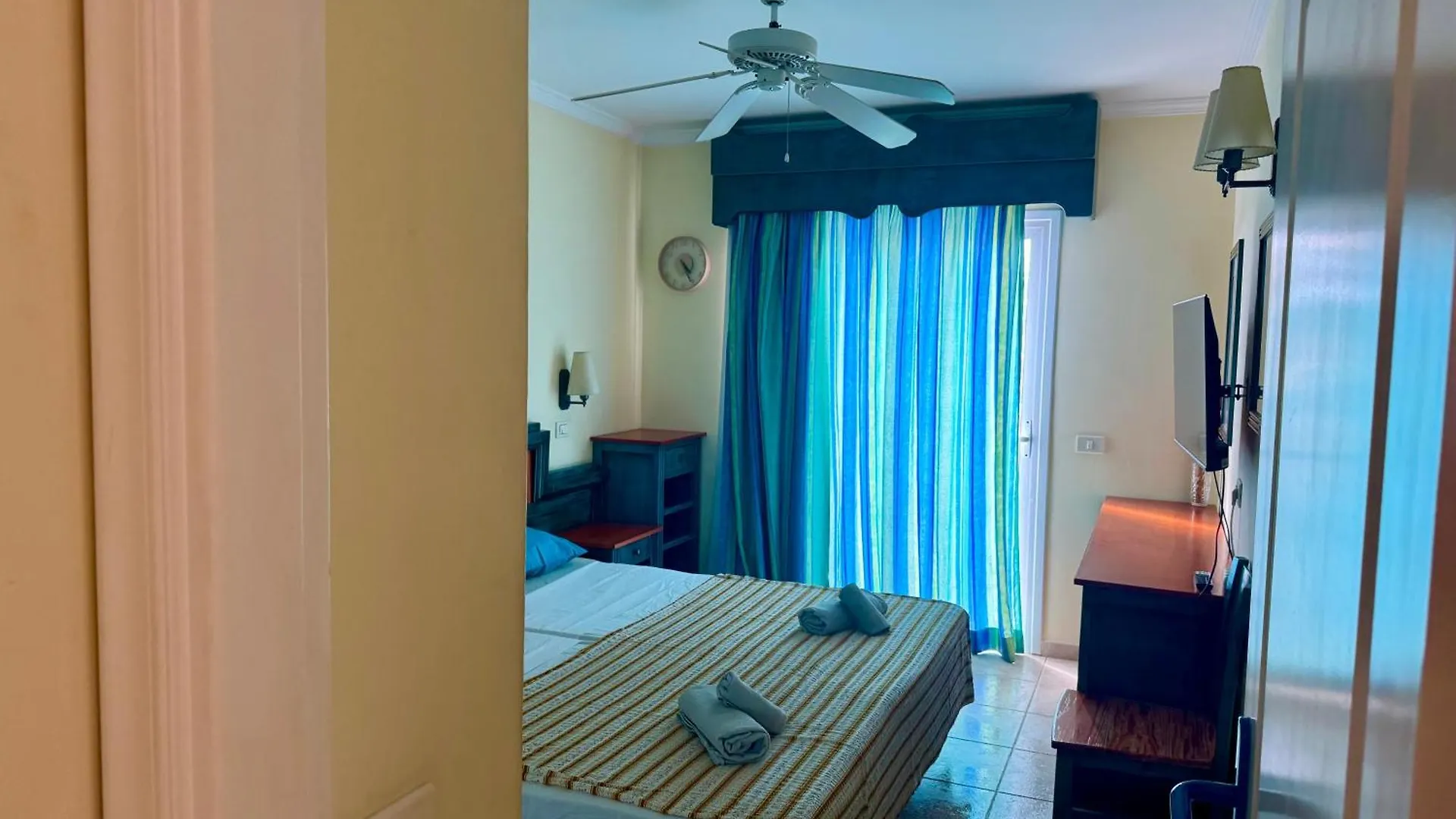 Prime Las Americas Getaway - Apartment With Huge Private Terrace & Pool Access 로스크리스티아노스