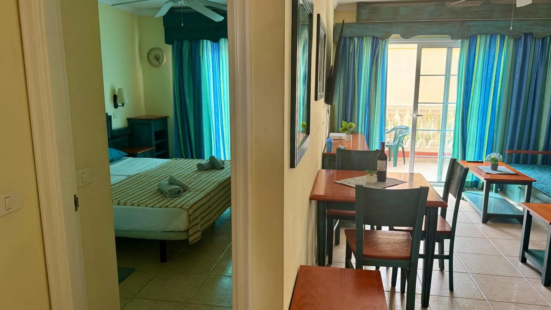 Prime Las Americas Getaway - Apartment With Huge Private Terrace & Pool Access 로스크리스티아노스 0*,