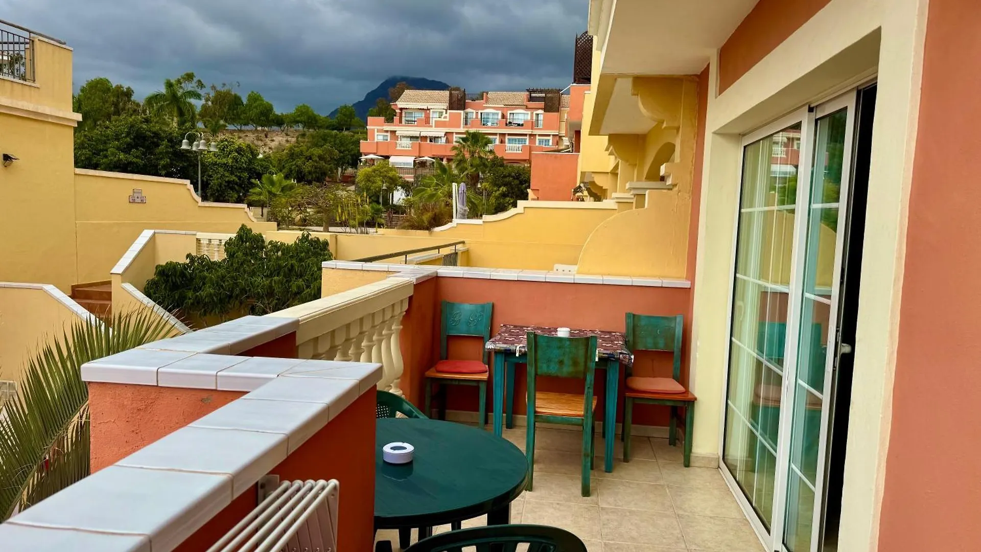 Prime Las Americas Getaway - Apartment With Huge Private Terrace & Pool Access 로스크리스티아노스