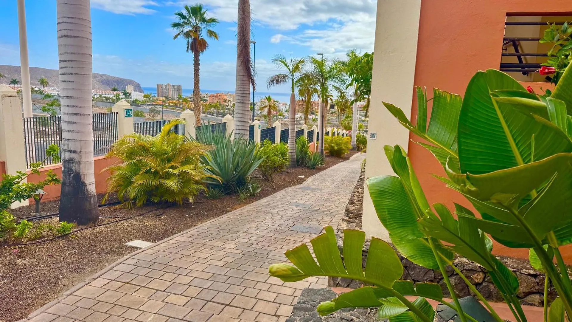 Prime Las Americas Getaway - Apartment With Huge Private Terrace & Pool Access 로스크리스티아노스