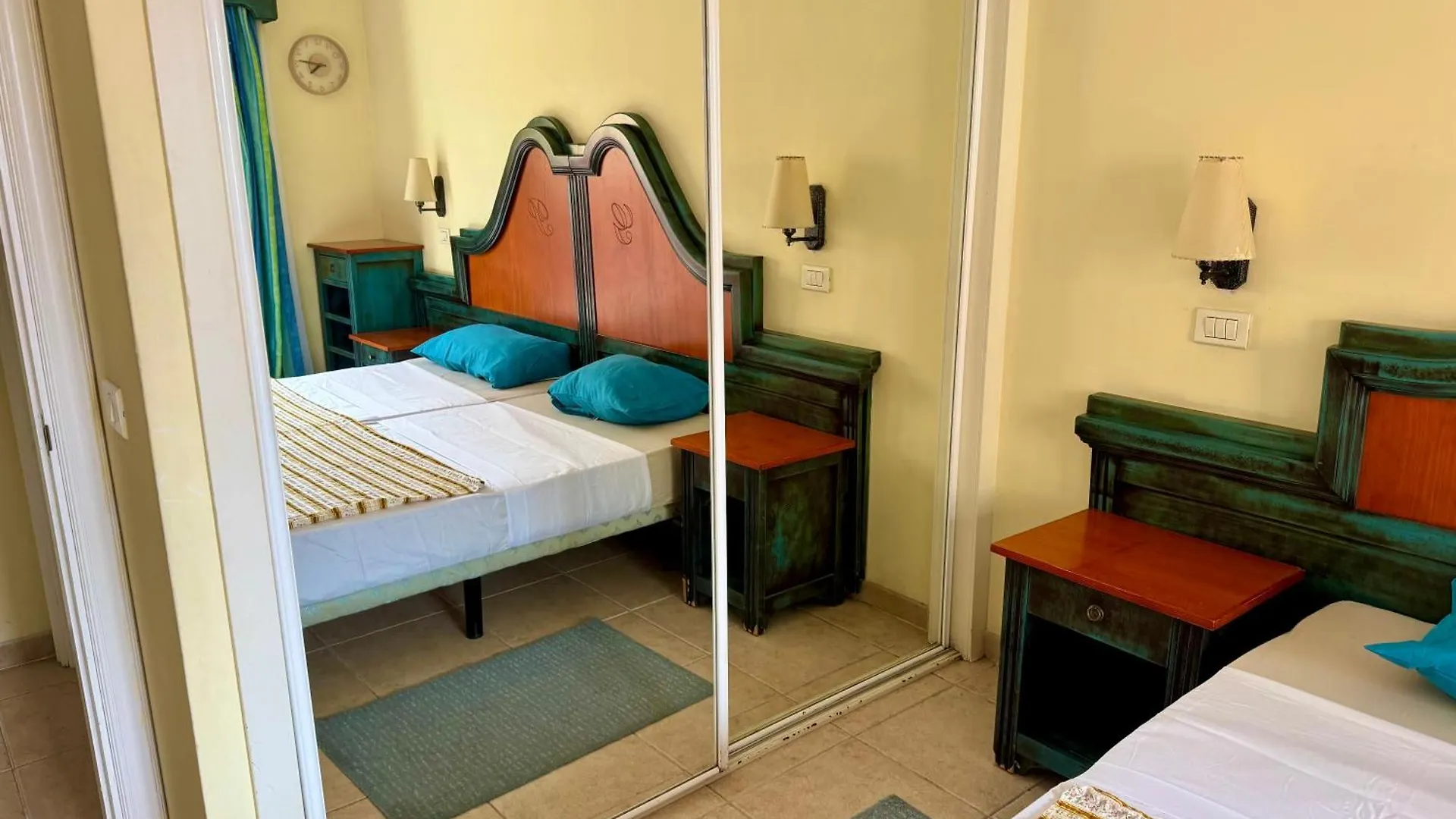 Prime Las Americas Getaway - Apartment With Huge Private Terrace & Pool Access 로스크리스티아노스 스페인