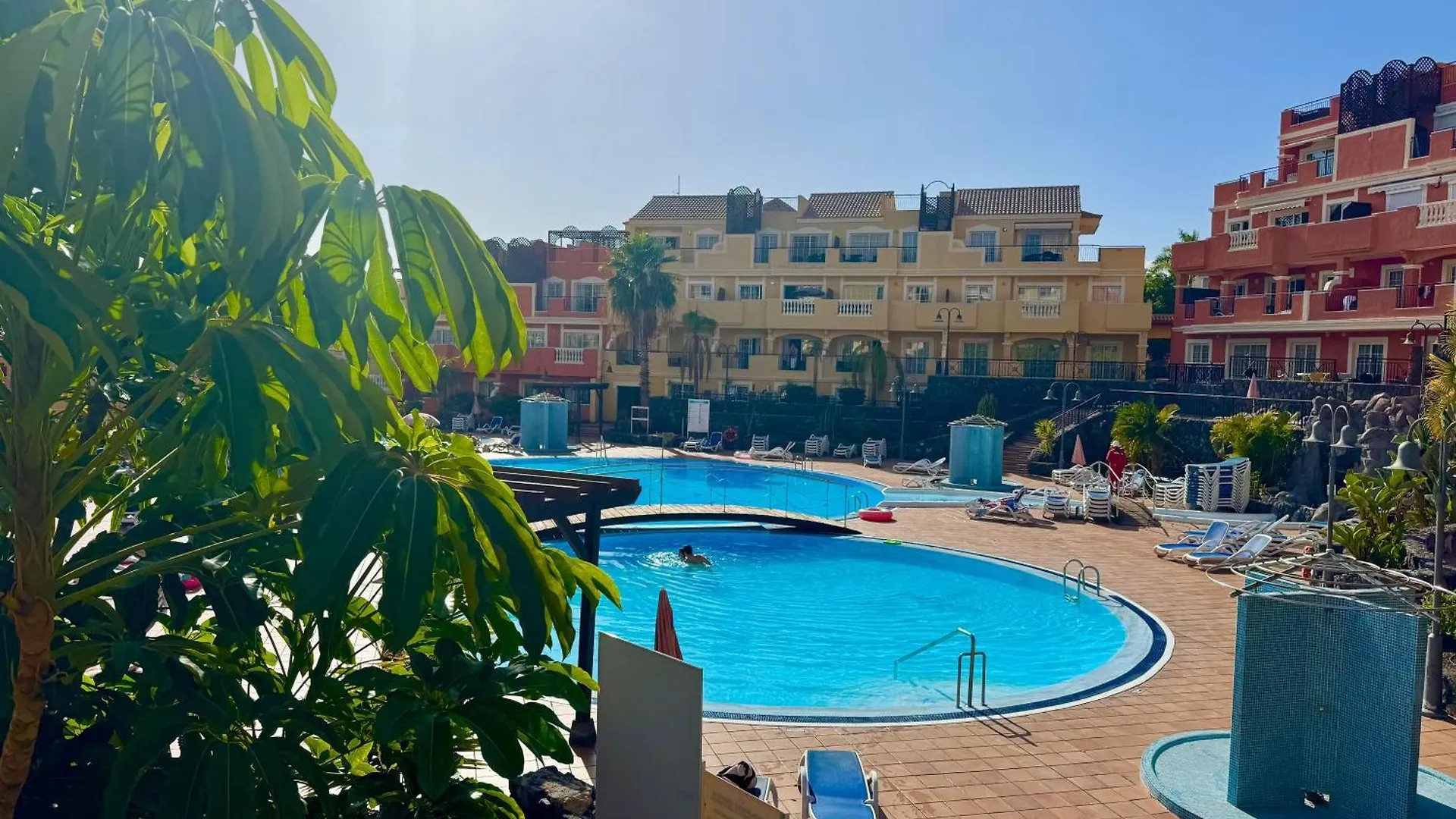 Prime Las Americas Getaway - Apartment With Huge Private Terrace & Pool Access 로스크리스티아노스