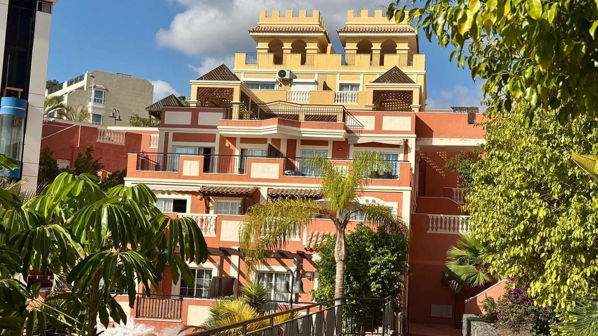 Prime Las Americas Getaway - Apartment With Huge Private Terrace & Pool Access 로스크리스티아노스