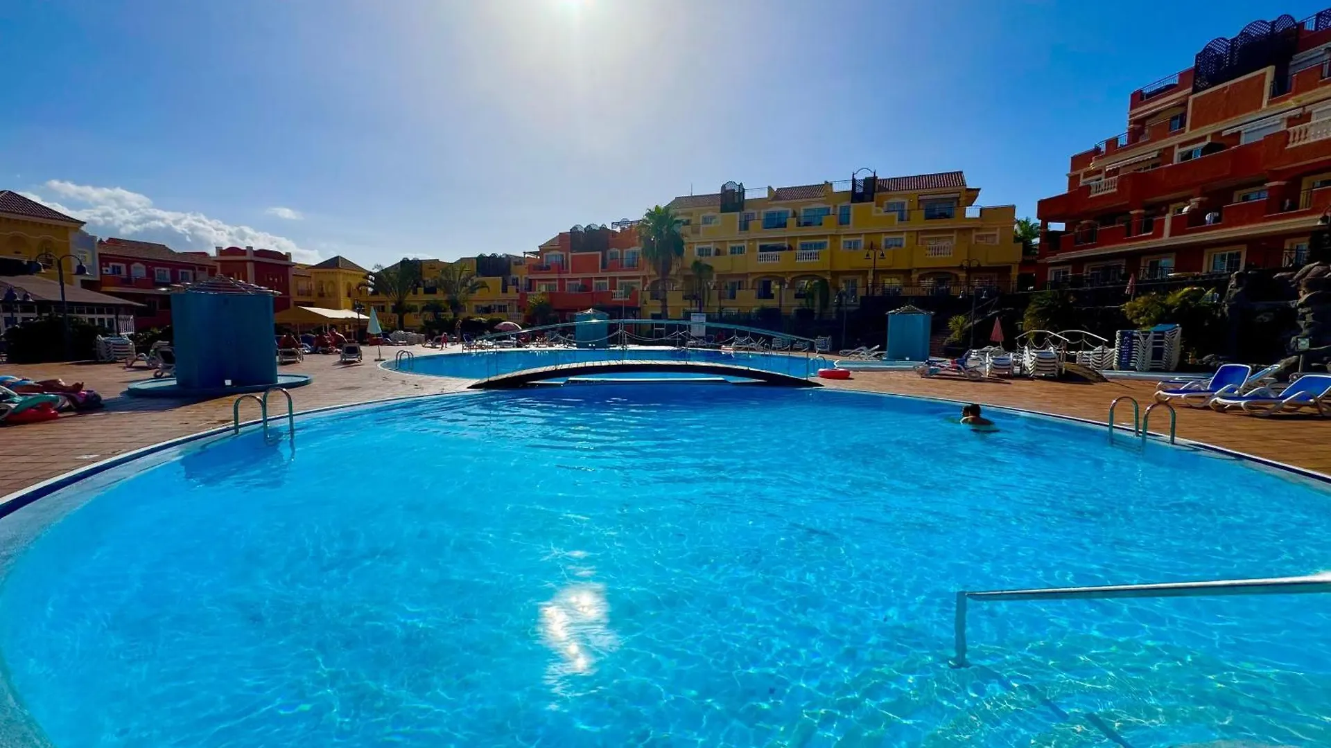 Prime Las Americas Getaway - Apartment With Huge Private Terrace & Pool Access 로스크리스티아노스